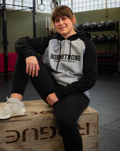 BORN STRONG baseball hoodie met raglanmouwen