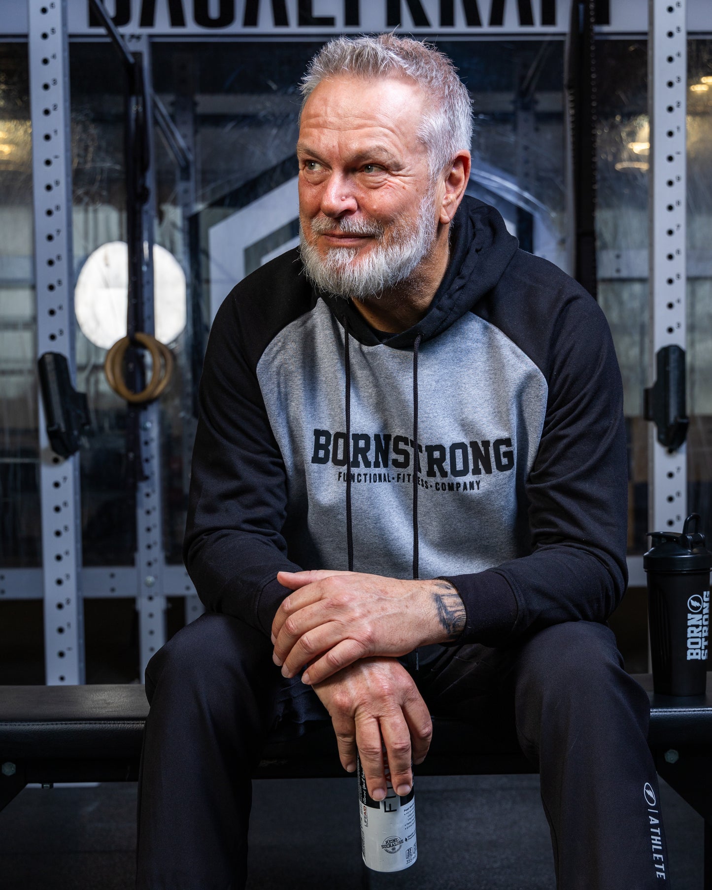 BORN STRONG baseball hoodie met raglanmouwen