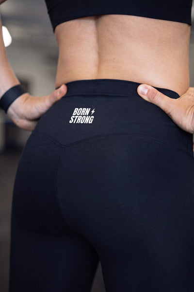 ATHLETE Performance Tight Leggings Damen Schwarz – Rückansicht mit Born Strong Logo
