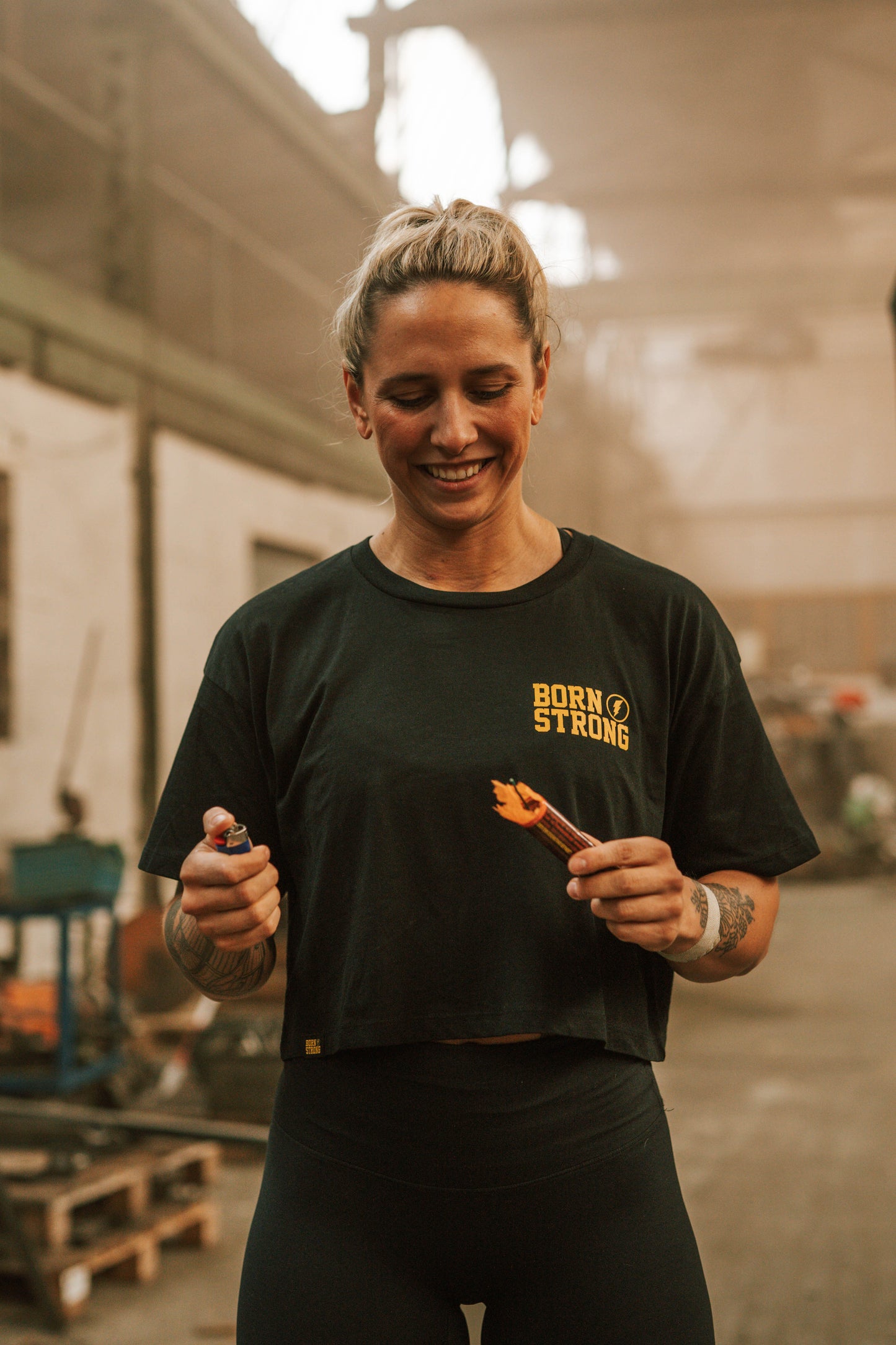 BARBELL CREW CROP - Zwart / Geel