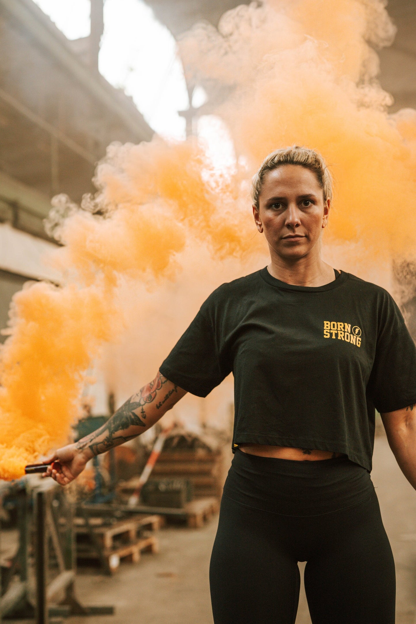 BARBELL CREW CROP - Zwart / Geel