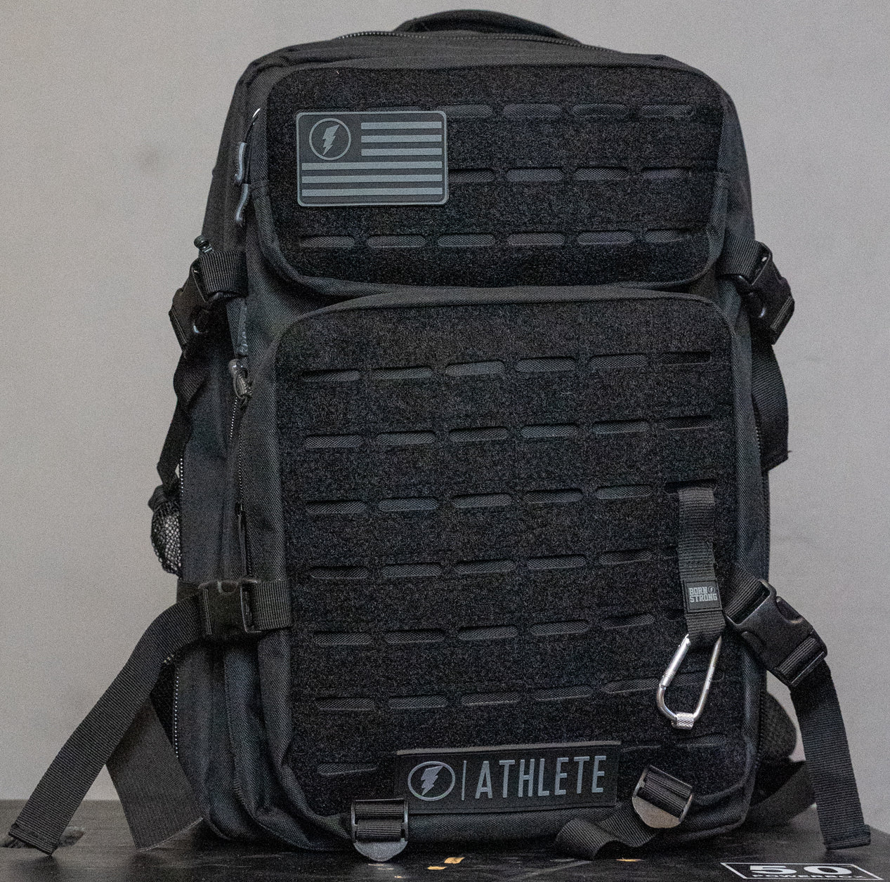 Drapeau BORN STRONG - Écusson