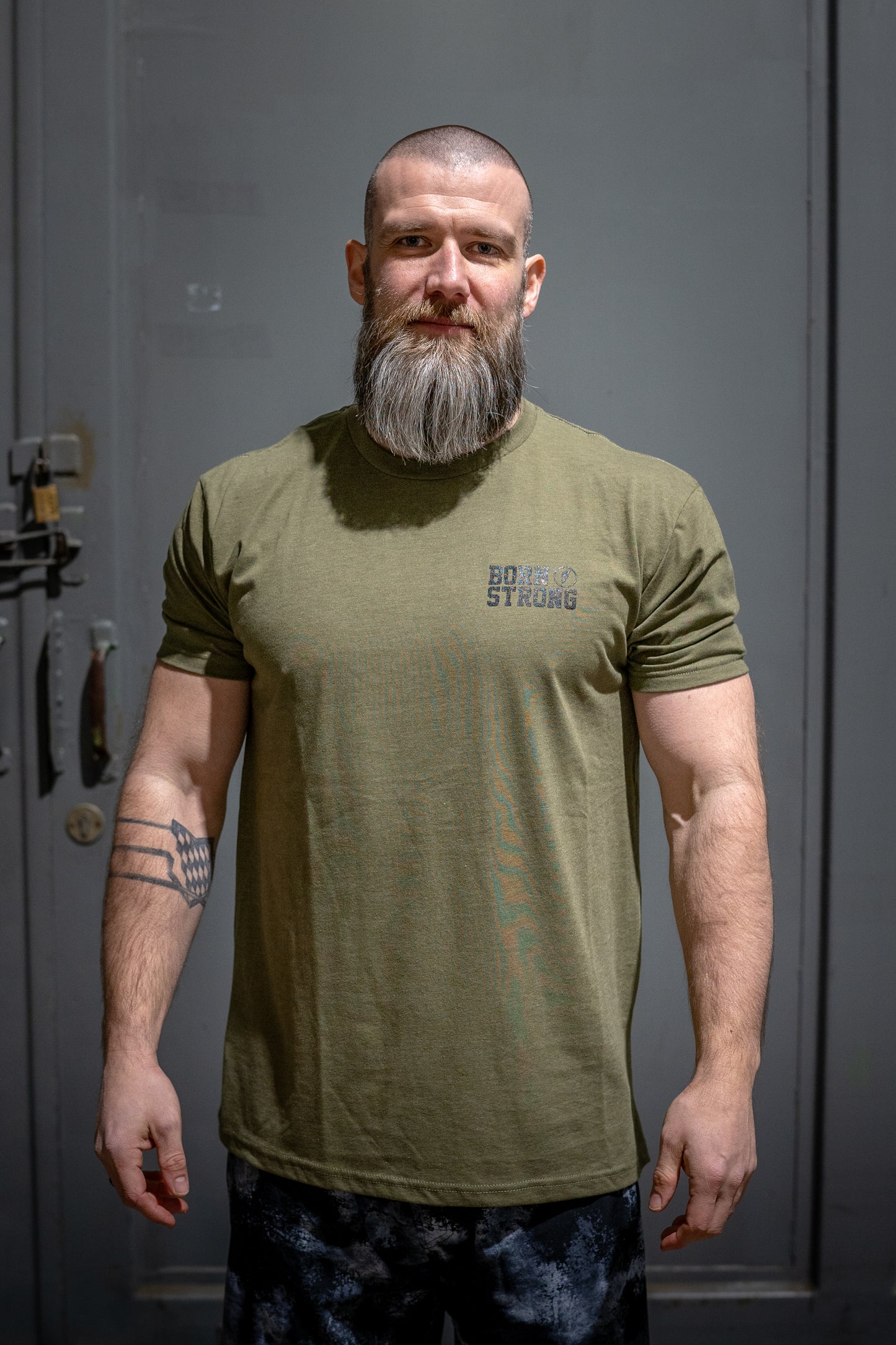 BARBELL CREW T-shirt - Olijf / Zwart