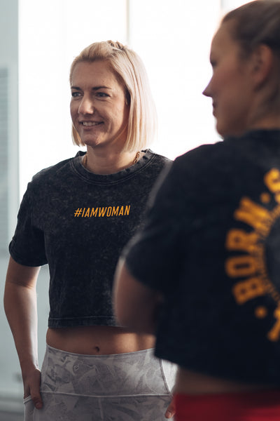 IAMWOMAN CROP SHIRT - GEBOREN STERK - OM ME TE ZIJN