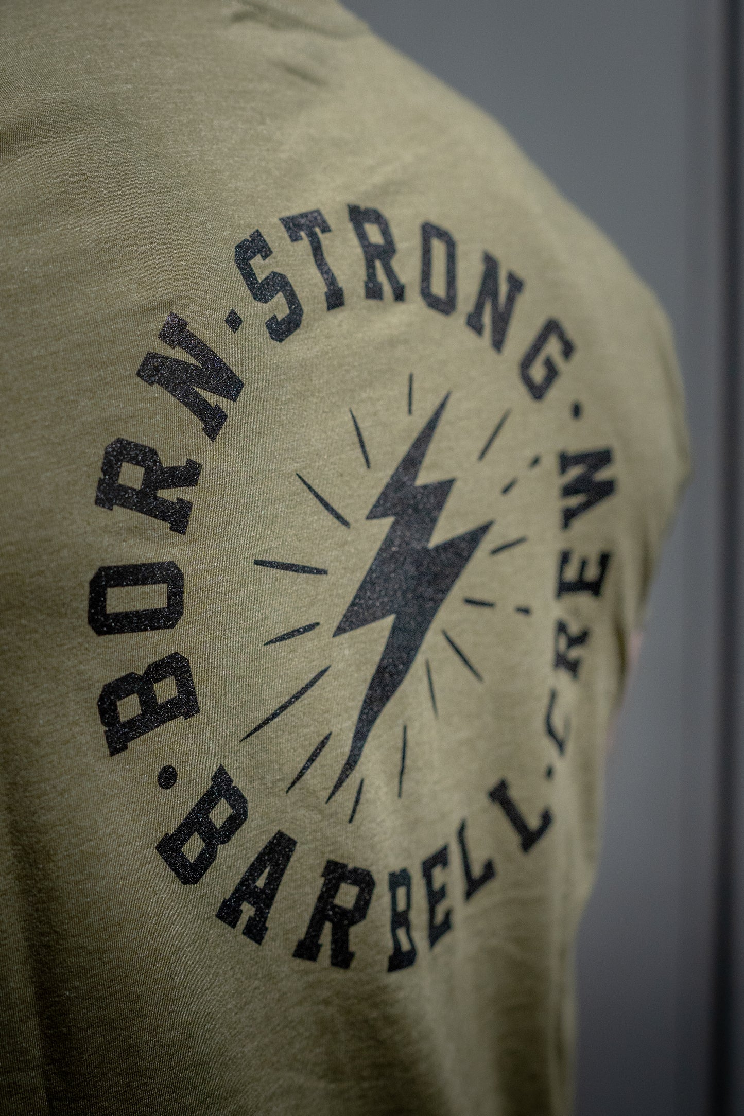 BARBELL CREW T-shirt - Olijf / Zwart